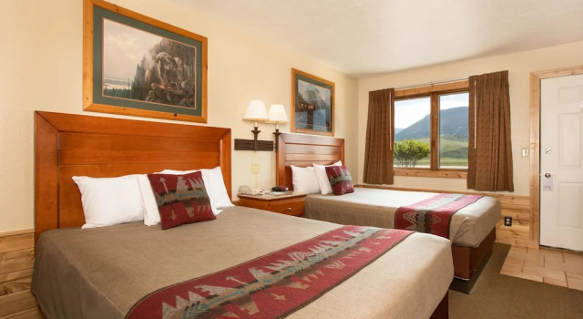 Четырёхместный номер Standard с видом на горы Flat Creek Inn