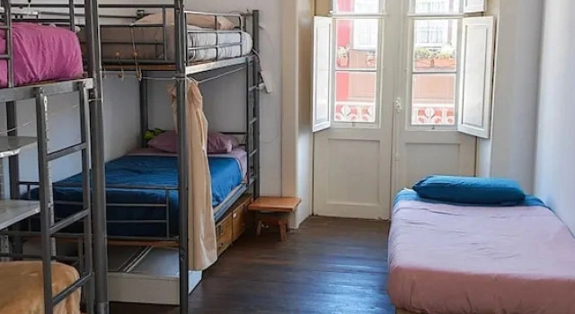 Кровать в общем номере с 5 комнатами Hostel Albergue La Casa Encantada