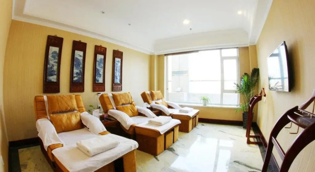 Enrichee Gloria Plaza Hotel