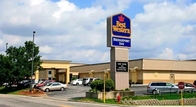 Кровать в общем номере Best Western Plus Bridgeport Inn