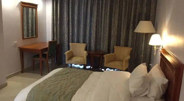 Marmara Hotel, Забронировать Гостевой дом Отели Аммана с бассейном, рядом с Иорданские ворота, Бассейн