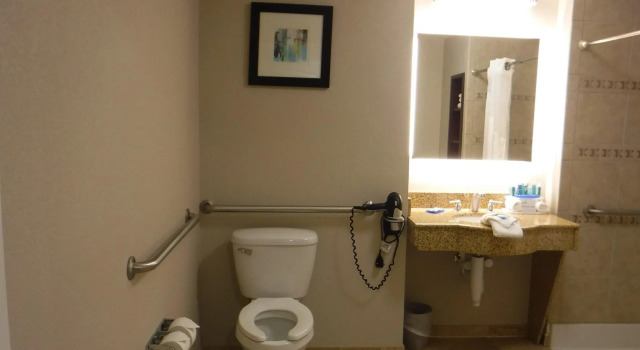 Четырёхместный номер Standard Holiday Inn Express West Jefferson by IHG