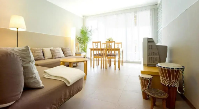 Amplio apartamento con terraza en zona muy tranquila, Book Lejlighed Hoteller i St. Just Desvernes med parkering, Parkering