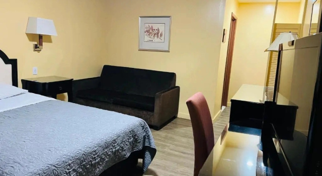 Двухместный люкс с видом на бассейн Sunset Inn