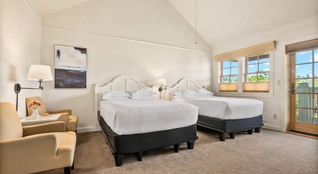 Четырёхместный номер Deluxe с балконом Saratoga Inn