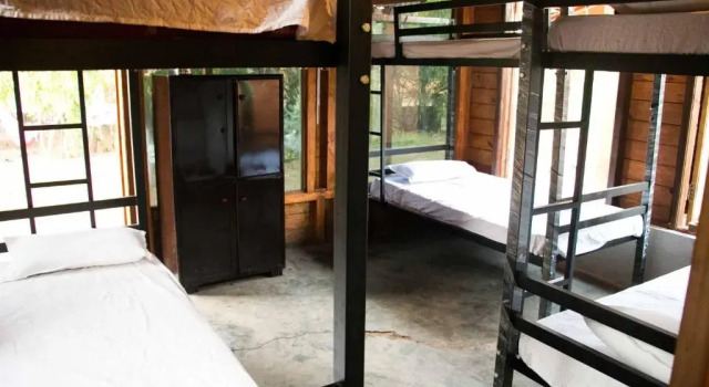 Кровать в общем номере с балконом и с красивым видом из окна Wonderland Hostel