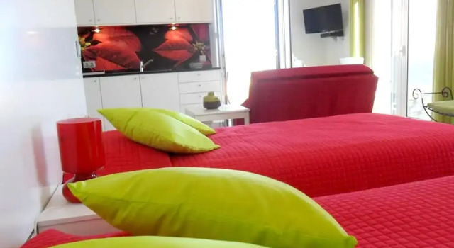 Studio in Vila Baleira, With Wonderful sea View, Shared Pool and Furnished Balcony - 400 m From the Beach, Boek Appartement Vila Baleira Madeira