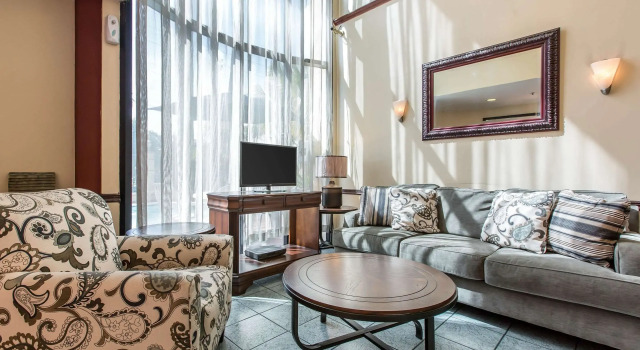 Econo Lodge Inn & Suites Riverside - Corona, Prenota Hotel Corona California
