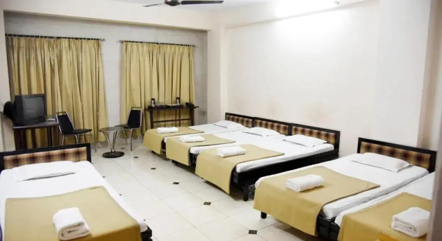 Кровать в общем номере Hotel Sai Yatri