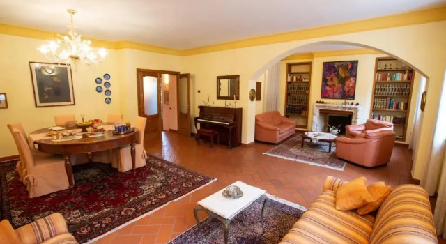 Villa grande con stanze, bagni e giardino, Varaa Villa Mökit kohteessa Corbetta, Mökki