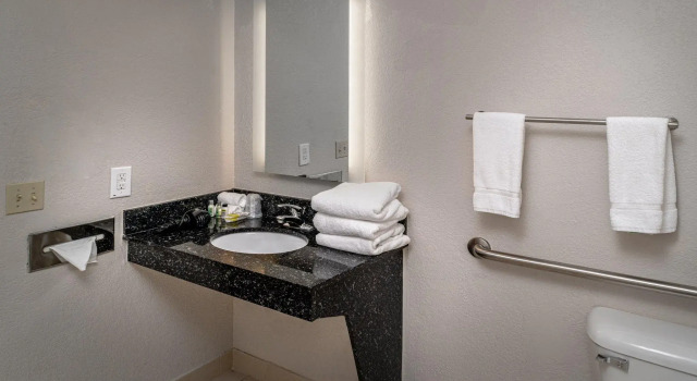 Четырёхместный номер Standard Holiday Inn Express and Suites Pikeville by IHG