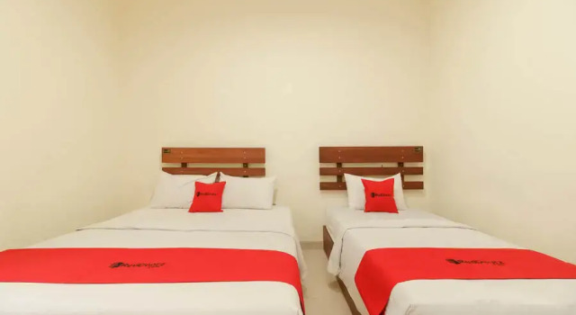 Семейный номер Standard RedDoorz Syariah near Jembatan Siti Nurbaya Padang
