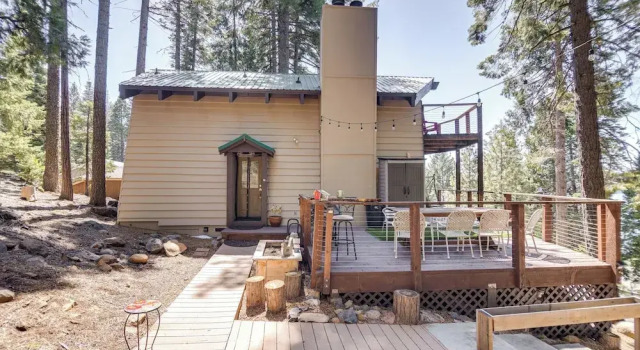 Коттедж Woodsy Lake Almanor Cabin w/ Community Perks!