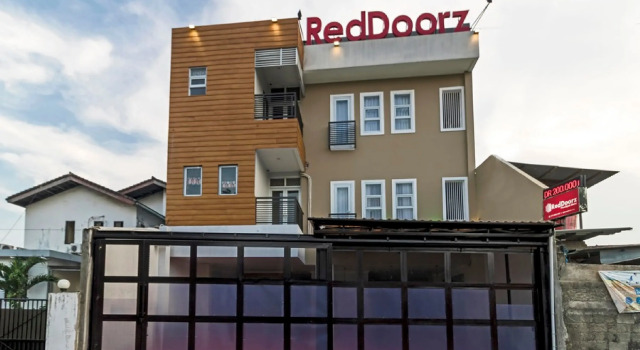 RedDoorz Plus @ Cipete Damai, Book Hotel Kebayoran Baru Jakarta