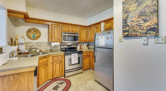 Апартаменты Bike, Hike & Ski: Creek-view Condo in Red River!