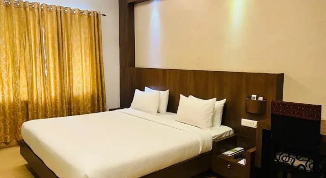 Люкс PLA Rathna Residency Trichy