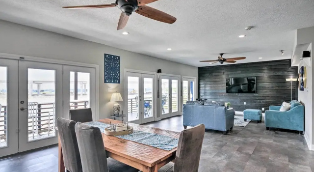 Коттедж с 4 комнатами с балконом Secluded Seabrook Waterfront Home w/ Patio!