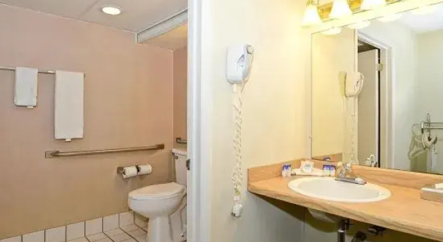 Четырёхместный номер Standard с видом на бассейн Howard Johnson by Wyndham Saint Joseph Benton Harbor