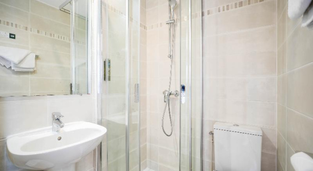 Четырёхместный номер Superior Logis Hôtel Des Châteaux De La Loire