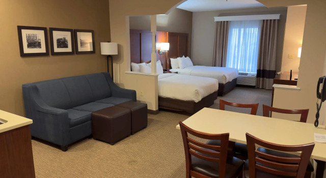 Четырёхместный люкс Comfort Suites Scranton near Montage Mountain
