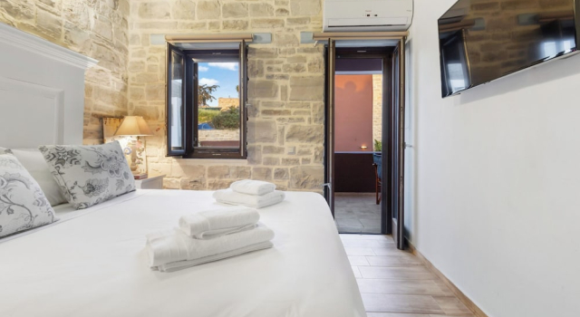 Вилла с балконом и с видом на бассейн Phaistos Villas Elegant South Residence