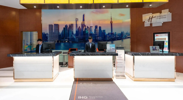 Holiday Inn Shanghai Jing'an by IHG, Varaa Hotelli Jing'an 