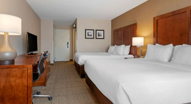 Четырёхместный номер Standard Comfort Inn The Pointe