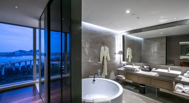 Двухместный клубный номер Standard с видом на залив HUALUXE Xiamen Haicang Habour View