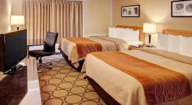 Кровать в общем номере Comfort Inn Val DOr