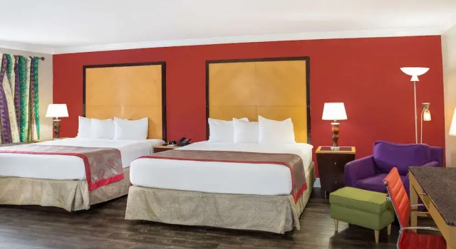 Номер Deluxe с видом на бассейн Ramada by Wyndham Miami Springs/Miami International Airport
