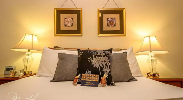 Апартаменты Luxury Cobb & Co Court Boutique Hotel