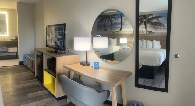 Четырёхместный номер Executive Days Inn by Wyndham Port Charlotte Town Center
