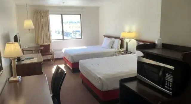 Номер Standard Days Inn by Wyndham Lake Point