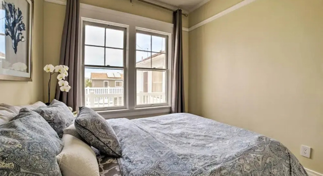 Charming Renovated Avalon Townhome, Walk to Beach!