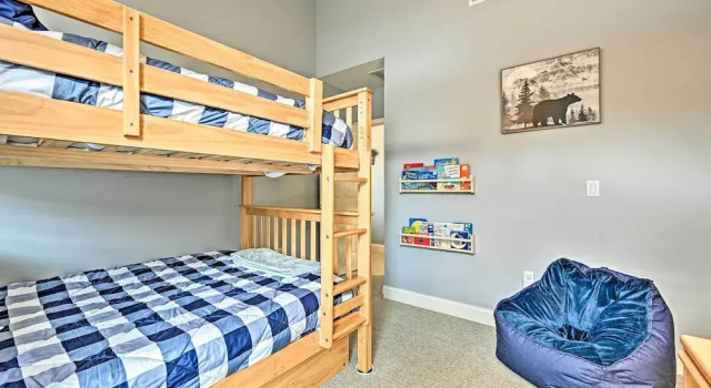 Апартаменты Bright Condo w/ Community Perks: Near Ski Quechee!