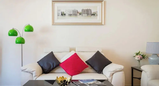 Spacious 2-bedroom Apartment in Mayfair, Забронировать Апартаменты/квартира Отели Лондона с парковкой, рядом с Развлекательный комплекс «Лондонский Трокадеро», Парковка