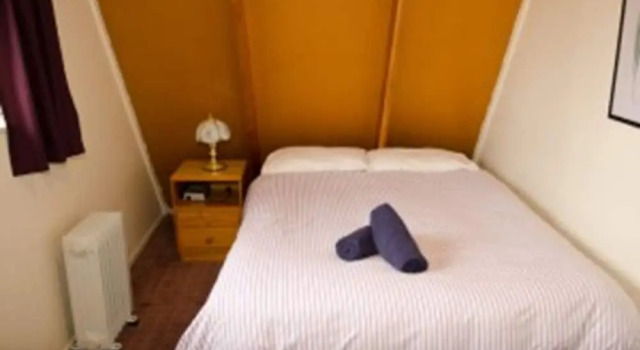 Кровать в общем номере с 6 комнатами Mountain Chalets Motel
