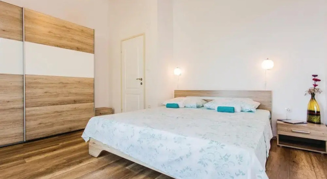 Amazing Home in Krk With Wifi and 2 Bedrooms, Varaa Hotelli Hotellit Kvarner Islands uima-altaalla, Uima-allas