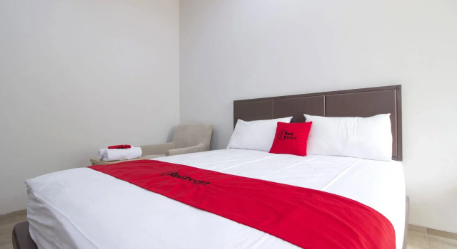RedDoorz Plus @ SCBD, Buchen Sie Hotel Kebayoran Baru Jakarta, in der Nähe von The Energy Building