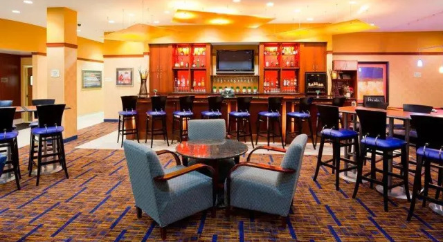 Кровать в общем номере Courtyard by Marriott Minneapolis Maple Grove/Arbor Lakes