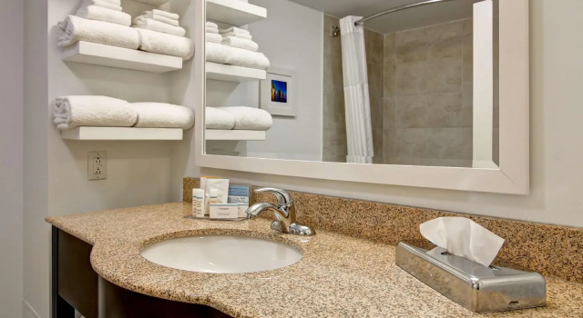 Четырёхместный номер Standard Hampton Inn & Suites Saint John