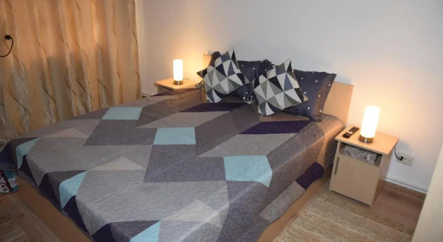 1st Apartment, Rezerwuj Apartament Hotele w Nehoiasu z parkingiem, Parking