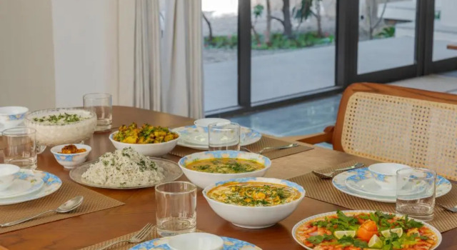 SaffronStays Camelot by the Lake - 3BR villa with glass walls, TT, projector, and gardens, Udaipur, Rezervovat Vila Udajpur Rajasthan