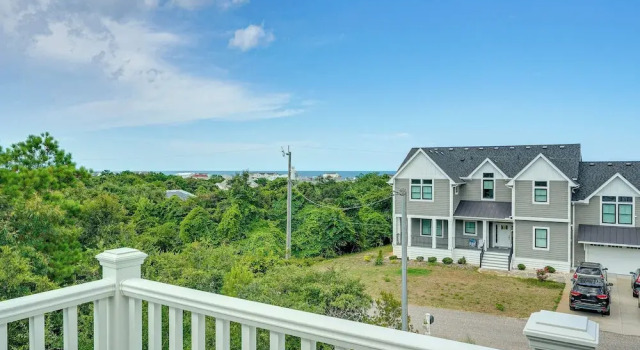Коттедж Walk to Beach: Southern Shores Retreat w/ Hot Tub