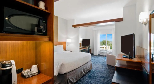 Люкс Executive Fairfield Inn & Suites by Marriott St Petersburg North