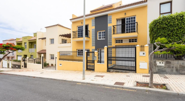 Casa Totalmente Renovada en Zona muy Tranquila!!! Vistas al Mar y Montaña, Book Hotel Hotels in Tenerife with Parking, Parking