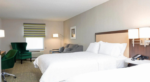 Четырёхместный люкс Hampton Inn & Suites East Lansing