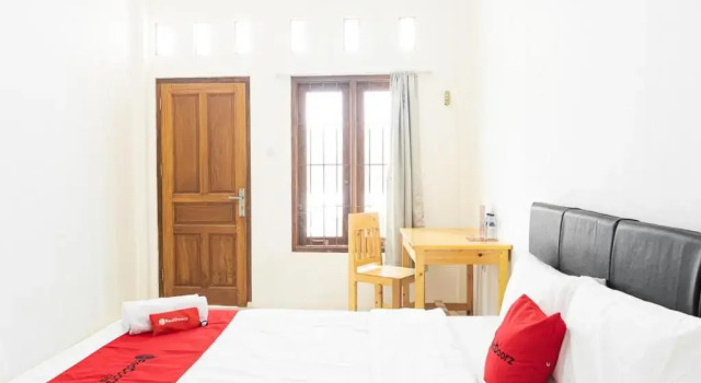 Номер Economy RedDoorz Syariah near Jatisampurna Hospital