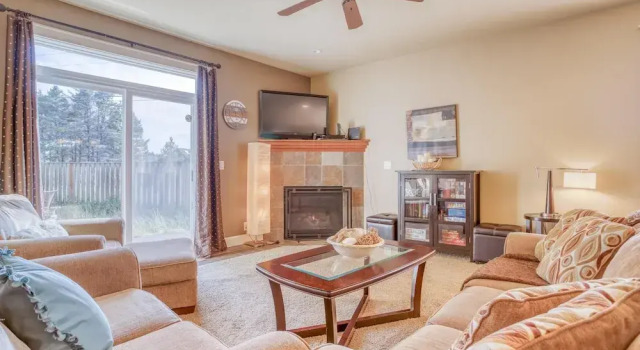 Spacious Outdoor Oasis with Hot Tub and Entertainment - Exquisite Beach Retreat, Prenota Hotel Pacific City 