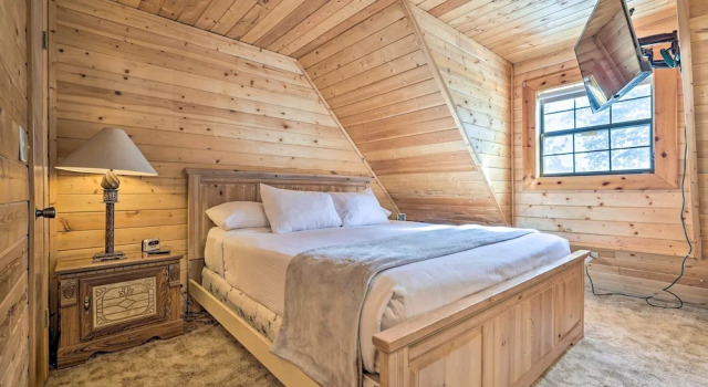 Коттедж Rustic Duck Creek Village Cabin w/ Fire Pit